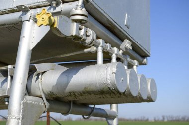 Dozaj ünitesi ve metanollü konteynır. Petrol ve gaz kuyuları için ilave ekipman.