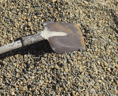 Ezilmiş taş üzerinde kürek