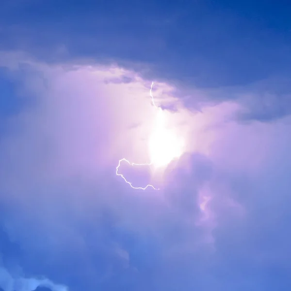 Lightnings in storm clouds. Peals of a thunder and the sparkling — Stock Photo, Image