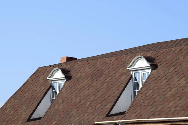 Dům se střechou z plechu — Stock fotografie