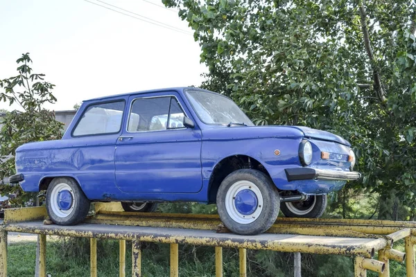 Mobil tua Zaporozhets. Mengembalikan mobil vintage. Warisan dari Sov — Stok Foto