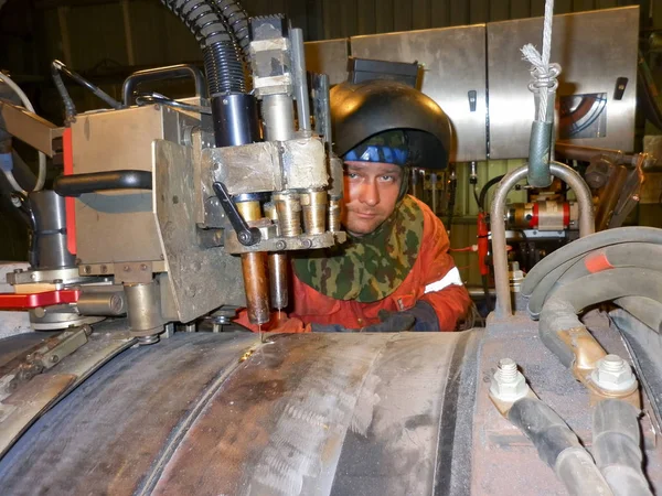 Butt welding underwater pipeline using automatic equipment