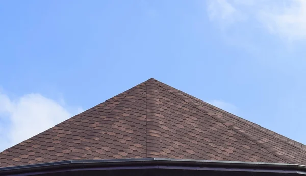 Telha metálica decorativa em um telhado. Tipos de um telhado de telhados — Fotografia de Stock
