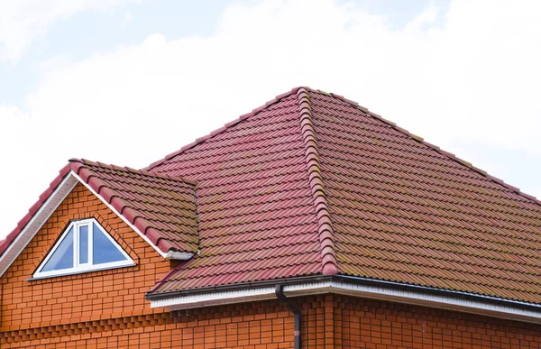 Huset med ett tak av klassiska brickor — Stockfoto