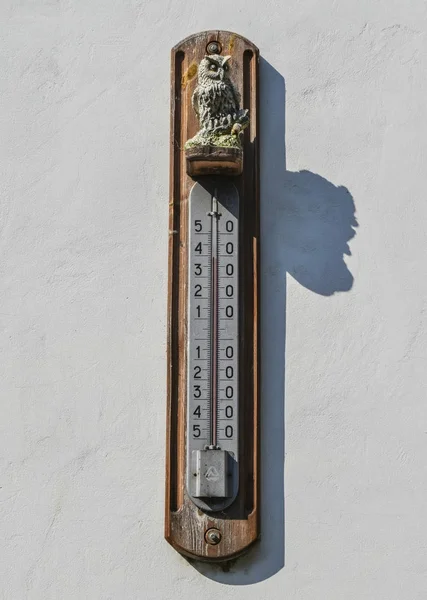 Настенный термометр. Прибор для измерения температуры окружающего воздуха — стоковое фото