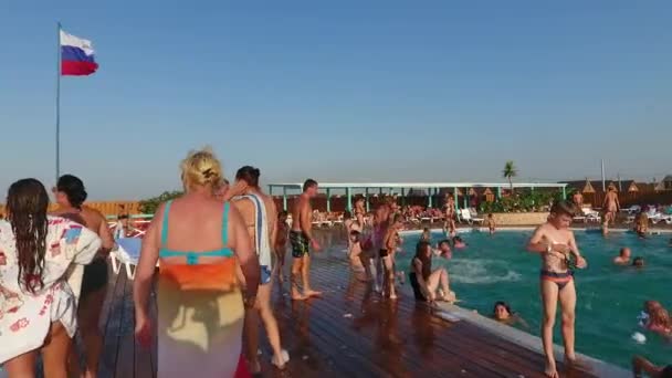 Cuenca del Oasis en el pueblo de Golubitskaya, Territorio de Krasnodar. La gente se está relajando en la piscina. Piscina para adultos y niños . — Vídeo de stock