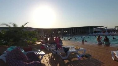 Oasis village Golubitskaya, Krasnodar bölgesi havzasında. Havuzda dinlendirici insanlardır. Yetişkin ve çocuk Yüzme Havuzu.
