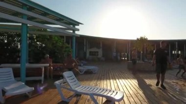 Oasis village Golubitskaya, Krasnodar bölgesi havzasında. Havuzda dinlendirici insanlardır. Yetişkin ve çocuk Yüzme Havuzu.