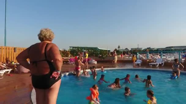 Cuenca del Oasis en el pueblo de Golubitskaya, Territorio de Krasnodar. La gente se está relajando en la piscina. Piscina para adultos y niños . — Vídeo de stock