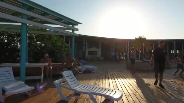 Cuenca del Oasis en el pueblo de Golubitskaya, Territorio de Krasnodar. La gente se está relajando en la piscina. Piscina para adultos y niños . — Vídeo de stock