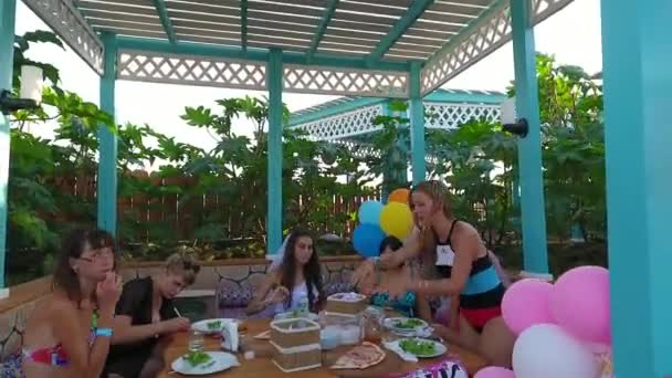 The bride's hen party. Oasis Basin in the village of Golubitskaya, Krasnodar Territory. People are relaxing in the pool. Swimming pool for adults and children. — Stock Video