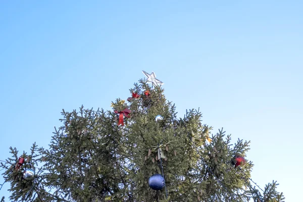 見掛け倒しとおもちゃ ボール 戸外でクリスマス ツリー立って他の装飾 装飾新年のツリー — ストック写真