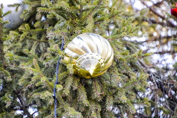 Hojalata Juguetes Bolas Otras Decoraciones Árbol Navidad Pie Aire Libre —  Fotos de Stock