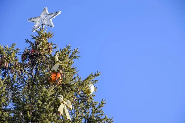 Lametta Und Spielzeug Kugeln Und Andere Dekorationen Weihnachtsbaum Stehen Freien — Stockfoto