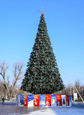 Tinsel ve oyuncaklar, topları ve diğer süslemeleri Noel Noel ayakta açık havada ağaç. Süslemeleri yılbaşı ağacı.