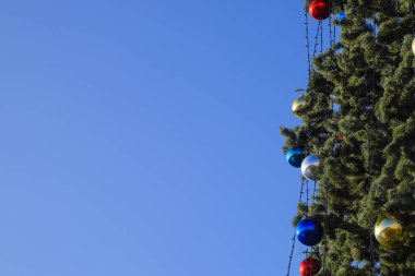 Tinsel ve oyuncaklar, topları ve diğer süslemeleri Noel Noel ayakta açık havada ağaç. Süslemeleri yılbaşı ağacı.