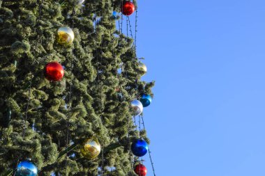Tinsel ve oyuncaklar, topları ve diğer süslemeleri Noel Noel ayakta açık havada ağaç. Süslemeleri yılbaşı ağacı.