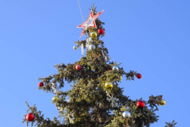 Tinsel ve oyuncaklar, topları ve diğer süslemeleri Noel Noel ayakta açık havada ağaç. Süslemeleri yılbaşı ağacı.