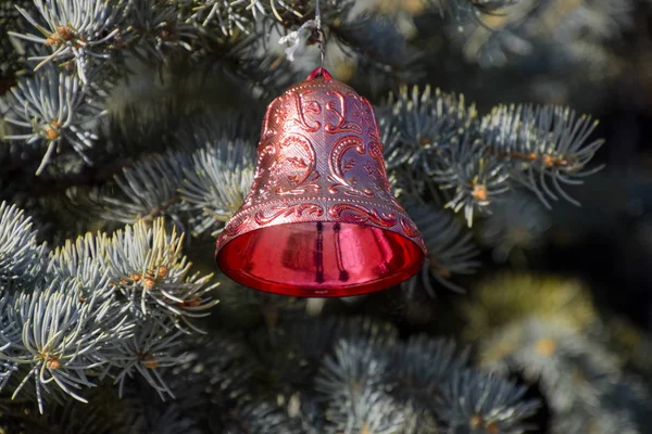 見掛け倒しとおもちゃ ボール 戸外でクリスマス ツリー立って他の装飾 装飾新年のツリー — ストック写真