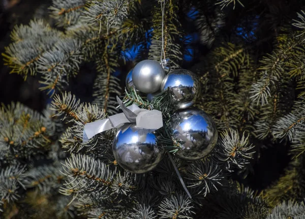 圣诞圣诞树上的金属丝 球和其他装饰品站在露天 装饰新年树 — 图库照片
