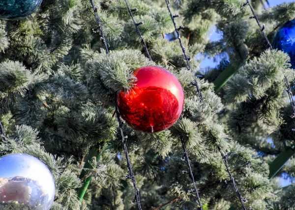 Lametta Und Spielzeug Kugeln Und Andere Dekorationen Weihnachtsbaum Stehen Freien — Stockfoto