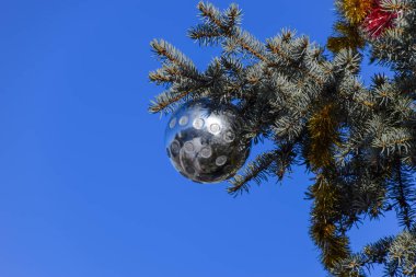 Tinsel ve oyuncaklar, topları ve diğer süslemeleri Noel Noel ayakta açık havada ağaç. Süslemeleri yılbaşı ağacı.