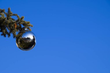Tinsel ve oyuncaklar, topları ve diğer süslemeleri Noel Noel ayakta açık havada ağaç. Süslemeleri yılbaşı ağacı.