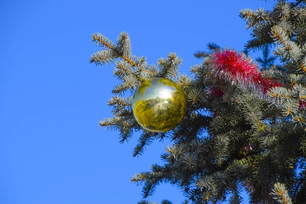 Тинзель Игрушки Шары Другие Украшения Рождественской Елке Стоящей Открытом Воздухе — стоковое фото