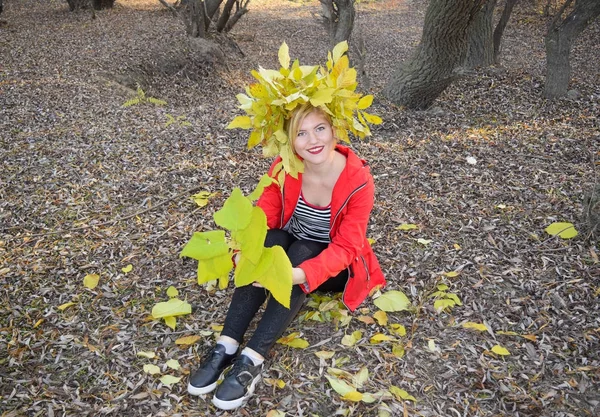 Dívka Sedí Podzimní Listí Dívka Červené Bundě Věnec Žluté Podzimní — Stock fotografie