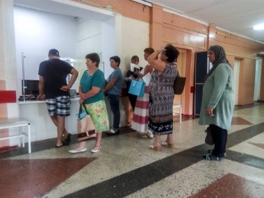 Krasnodar, Rusya - 10 Kasım 2017: Kayıt defteri penceresinde bölge Kliniği. Sıra hasta ziyaretçi.