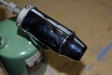 Alev lambasına genel görünümü. Lehim lâmbası bir yeşil bir tank ile