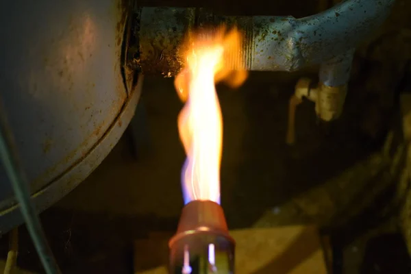 Aquecimento de um tubo de aço com um maçarico. A chama de um maçarico — Fotografia de Stock