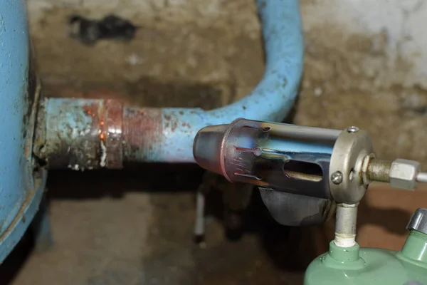 Riscaldamento di un tubo di acciaio con una fiamma ossidrica. La fiamma di una fiamma ossidrica — Foto Stock