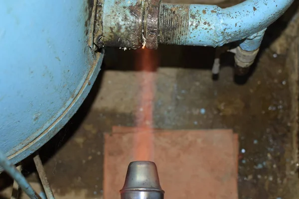 Heating a steel pipe with a blowtorch. The flame of a blowtorch — Stock Photo, Image