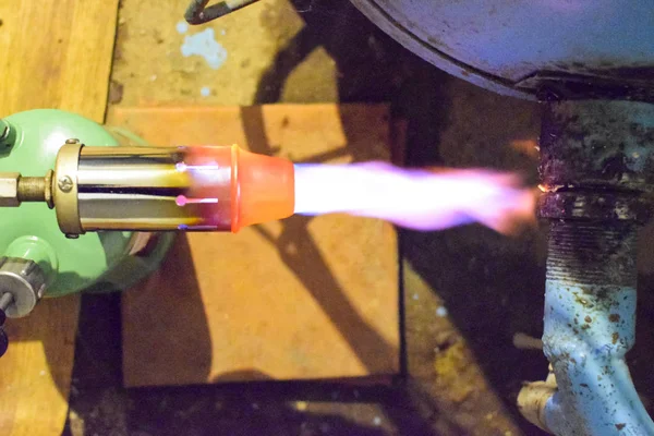 Beheizung eines Stahlrohres mit einem Blasrohr. Die Flamme einer Pusteblume — Stockfoto