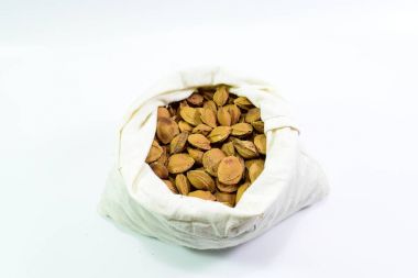 Kayısı kemikleri. Tohumlar ekilmek için sakallıdır. Kayısı tohumu.