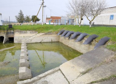 Pirinç tarlalarının sulama sisteminin su pompalama istasyonu.
