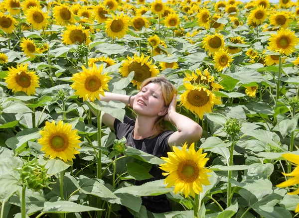 Joven Hermosa Rubia Flores Girasol Chica Campo Los Girasoles —  Fotos de Stock