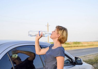 Slavyansk Kuban, Rusya-17 Eylül 2017: kız onun susuzluk quenches. Sarışın suyu plastik şişeden içer..