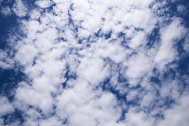 Bulutlar cennet, yatay. Cirrus ve kümülüs bulutlar. Kümülüs bulutlar gökyüzünde.