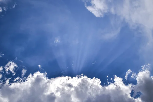 Raggi Solari Che Attraversano Nuvole Cumulative Paesaggio Celeste — Foto Stock