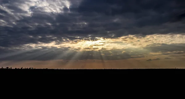 Raios Solares Rompendo Nuvens Cumulus Paisagem Celestial — Fotografia de Stock