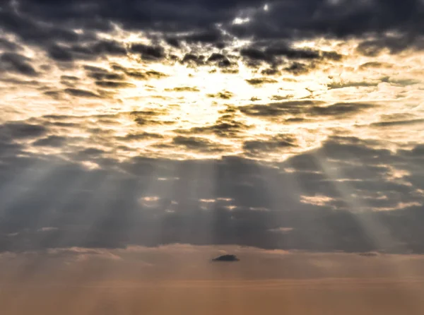 Sonnenstrahlen Brechen Durch Kumuluswolken Himmlische Landschaft — Stockfoto