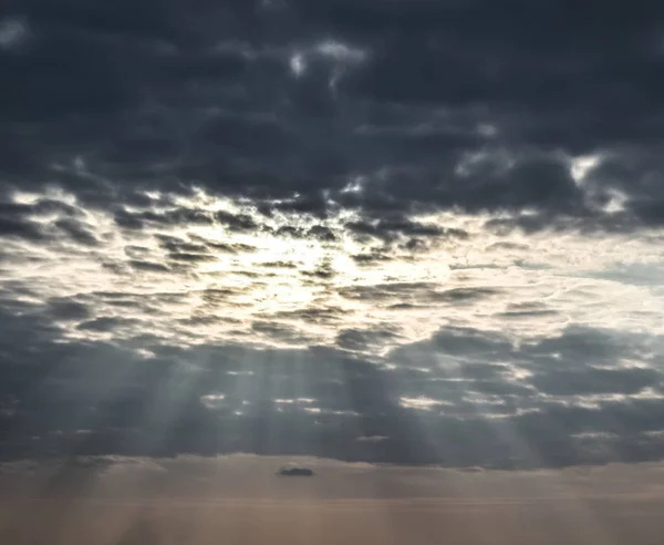 Sonnenstrahlen Brechen Durch Kumuluswolken Himmlische Landschaft — Stockfoto