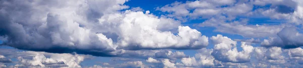 Παραδεισένιο Τοπίο Σύννεφα Cumulus Σύννεφα Στον Ουρανό Πανοραμική Φωτογραφία — Φωτογραφία Αρχείου