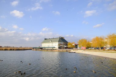 Slavyansk Kuban, Rusya-27 Kasım 2016: Park-otel-Uyut eğlence merkezi içinde şehir Slavyansk-Tarih-Kuban gölde Kuyu yapımı.