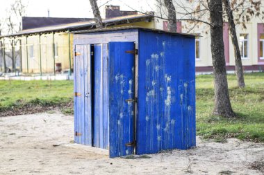 Bir sokak park genel tuvalette. Mavi ahşap tuvalet, tuvalet