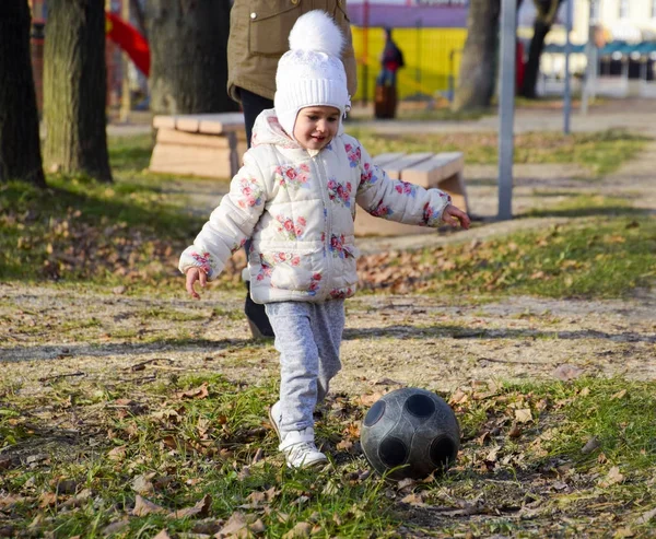 Dziecko Bawi Się Piłką Letnia Dziewczynka Gra Piłki Nożnej — Zdjęcie stockowe