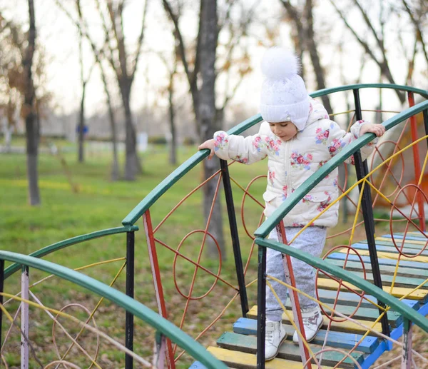Menina Está Brincando Playground Parque Criança Vai Nos Degraus Parque — Fotografia de Stock
