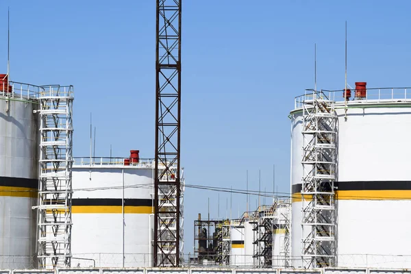 Заправь Вертикальную Сталь Мощности Хранения Нефти Бензина Керосина Дизельного Топлива — стоковое фото